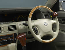 DETALHES DE INTERIOR DO AUTOM&Oacute;VEL NISSAN CEDRIC, MOSTRANDO DISPOSITIVOS DE COMANDO DE MARCHAS E FREIO PARA PESSOAS PORTADORAS DE NECESSIDADES ESPECIAIS (JAP&Atilde;O, 2004)