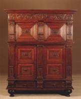 CAMA D. JOS&Eacute; I (ESTILO: D. JOS&Eacute; I &ndash; S&Eacute;C. XVIII &ndash; ORIGEM: BRASIL) e ARMARIO PORTUGUES DE CARVALHO (ESTILO: NACIONAL-PORTUGU&Ecirc;S - S&Eacute;C. XVII &ndash; ORIGEM: PORTUGAL).