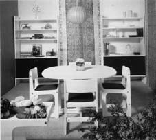 SALA DE REFEI&Ccedil;&Otilde;ES MOBILIADA COM M&Oacute;VEIS DA HOBJETO (AUTOR: GERALDO DE BARROS &ndash; D&Eacute;CADA DE 1970)