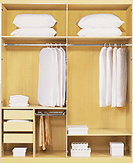 FIGURA 465 -	INTERIOR DE UM ROUPEIRO DE 4 PORTAS DA CARRARO (BRASIL, 2004) E INTERIOR DE UM ROUPEIRO DE 4 PORTAS DA HERMANOS VAQUER (ESPANHA, 2004)