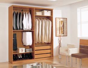 FIGURA 465 -	INTERIOR DE UM ROUPEIRO DE 4 PORTAS DA CARRARO (BRASIL, 2004) E INTERIOR DE UM ROUPEIRO DE 4 PORTAS DA HERMANOS VAQUER (ESPANHA, 2004)