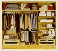 FIGURA 469 - DORMIT&Oacute;RIO &ldquo;PLUS&rdquo; DA RUDNICK E INTERIOR DE ROUPEIRO DE 6 PORTAS (BRASIL, 2001)