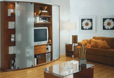 FIGURA 479 -	ESTANTE - COM CRISTALEIRA, PORTA-CDS, RACK PARA SOM, TV E DVD &ndash; E M&Oacute;VEL DE ESCRIT&Oacute;RIO RESIDENCIAL (HOME OFFICE) &ndash; COM MESA PARA COMPUTADOR E ESTANTES PARA IMPRESSORA, SCANNER, APARELHO DE SOM E LIVROS - DA RUDNICK (BRASIL, 2003)