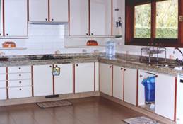 FIGURA 481 -	DETALHES DE COZINHAS DE FAM&Iacute;LIAS DE CLASSE SOCIAL &ldquo;A&rdquo; E &ldquo;C&rdquo; (BRASIL, 1999)