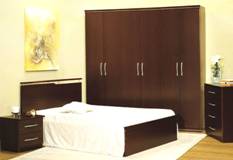 DORMIT&Oacute;RIOS DE CASAL DA MODUARTE, EM MADEIRA AGLOMERADA E MDF COM PINTURA UV NAS CORES MARFIM E MOGNO (BRASIL, 2004)