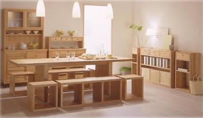 FIGURA 329 -	SALA DE JANTAR E COZINHA COM MÓVEIS DA ISAMIYA CO., LTD. (JAPÃO, 2004)